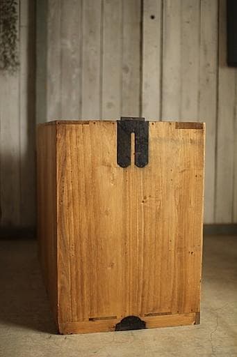 古く味のある木製の引き出し5杯　チェスト