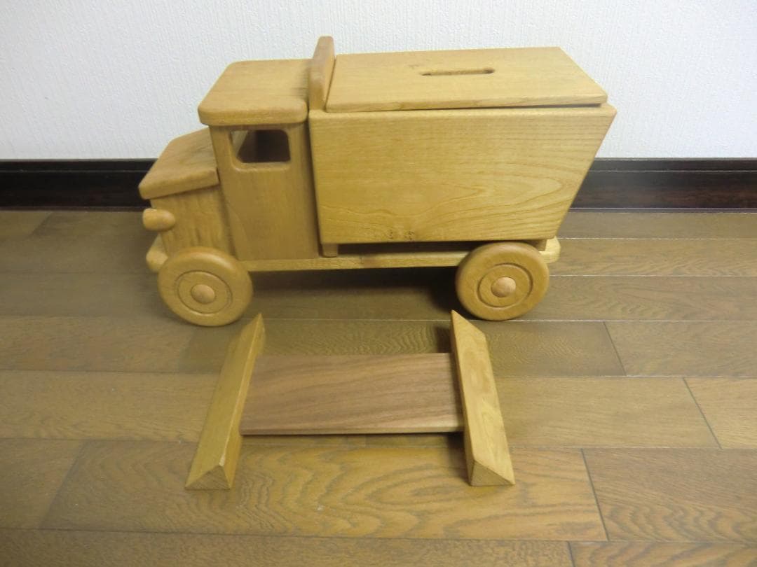 243新品・未使用　木のおもちゃ　手作り木製自動車 トラック　木製玩具　乗用玩具
