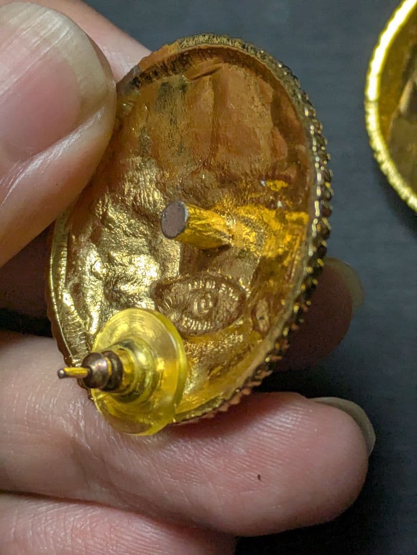 Coco Chanel ゴールドボタンピアス