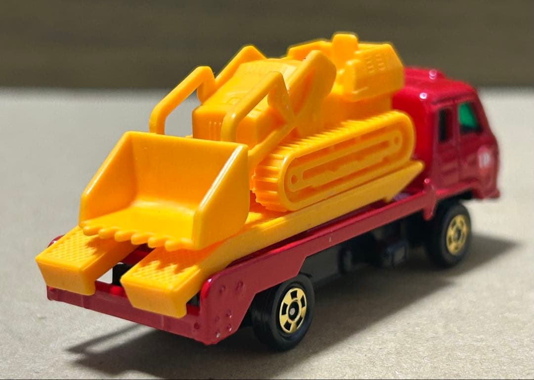 トミカ UD コンドル ブルドーザーキャリア 日本製 赤