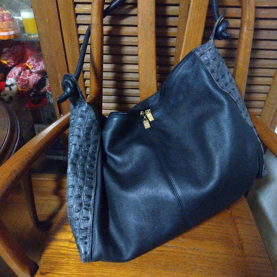 イタリア製　黒のショルダーバッグ クロコダイル風