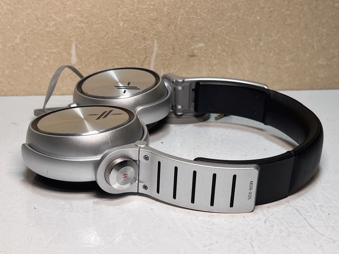 ソニーMDR-X05ヘッドホン。サイモン・コーウェル「Xエディション」