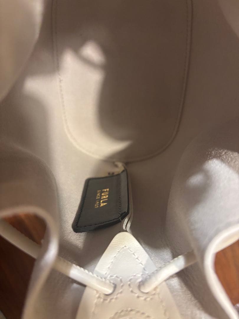 FURLAフルラホワイトレザー バケツ型ショルダーバッグ