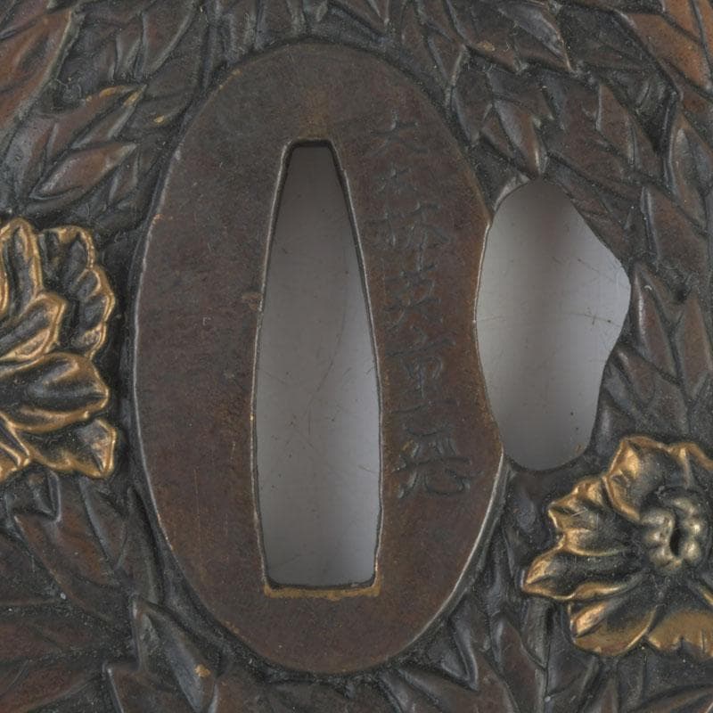 武具　刀装具　大森英重銘　古銅　牡丹神獣紋鍔　時代箱　C　9447