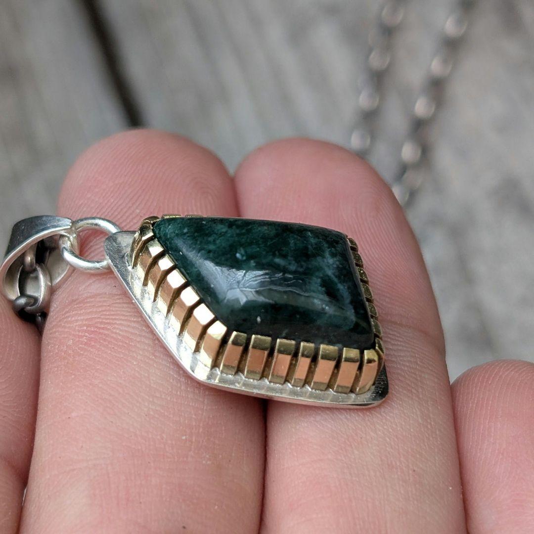 ハンドメイドの糸魚川翡翠トップ　ネックレストップ　インディアンジュエリー風