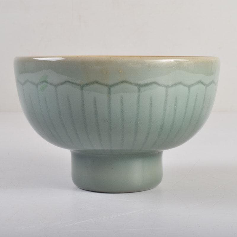 中国　龍泉窯　青磁人形手　刻寿字蓮弁文碗　V　8827