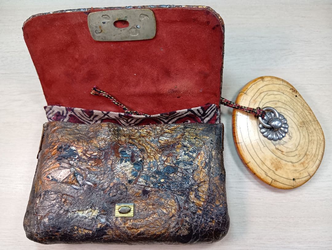 煙草入／金唐革／美品金工饅頭根付