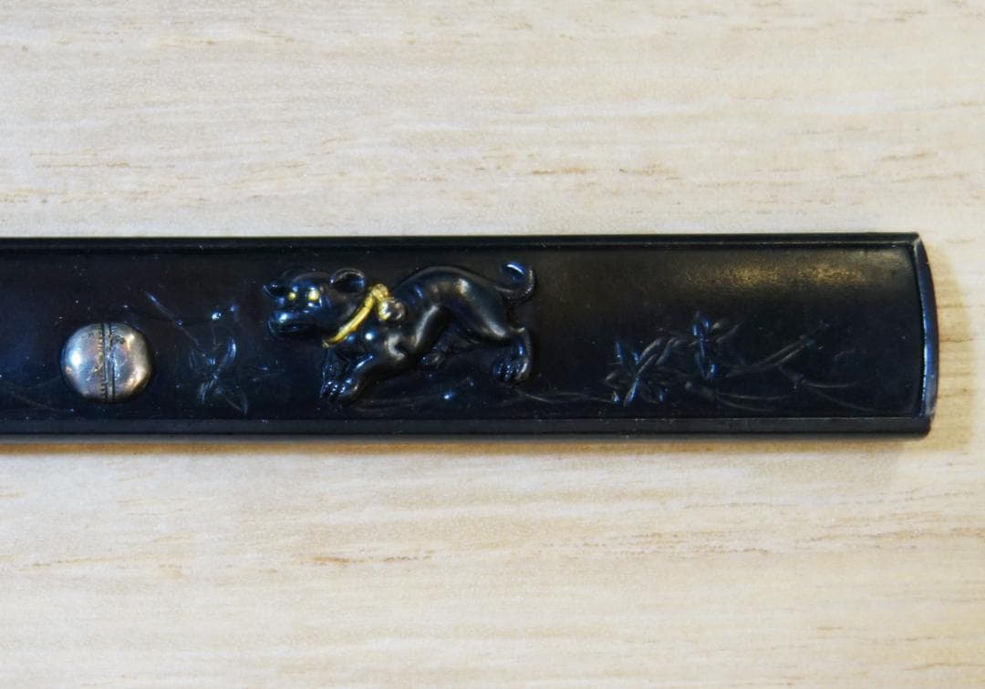 鍔 鐔 小柄 刀装具 日本刀 骨董【赤銅磨地 高肉彫 金銀象嵌 遊仔犬図小柄】