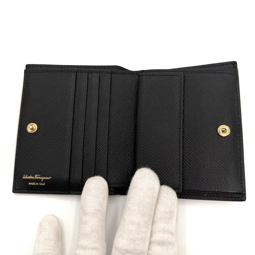 超美品　Salvatore Ferragamo ブラック 二つ折り財布　レザー