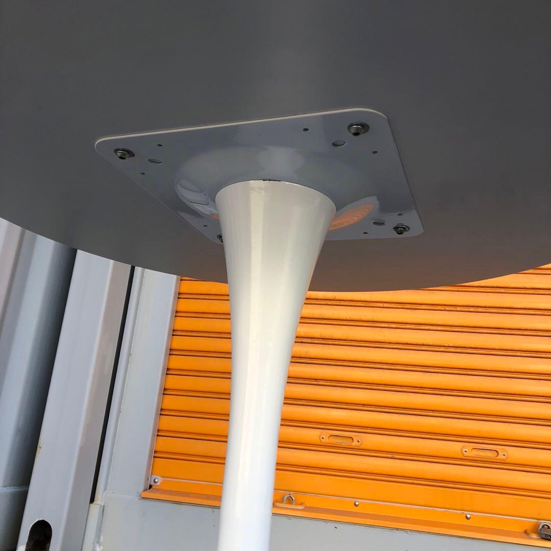 ホワイト円形ダイニングテーブル　カフェテーブル