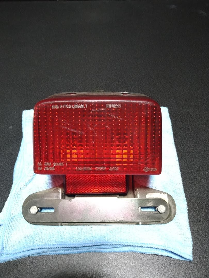 バイク用赤テールランプ ボルト固定