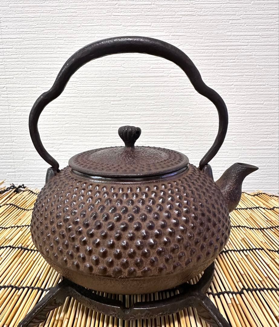 未使用品、長期保管品、栞付　南部三厳堂造　１２型中アラレ　南部鉄瓶　南部鉄器