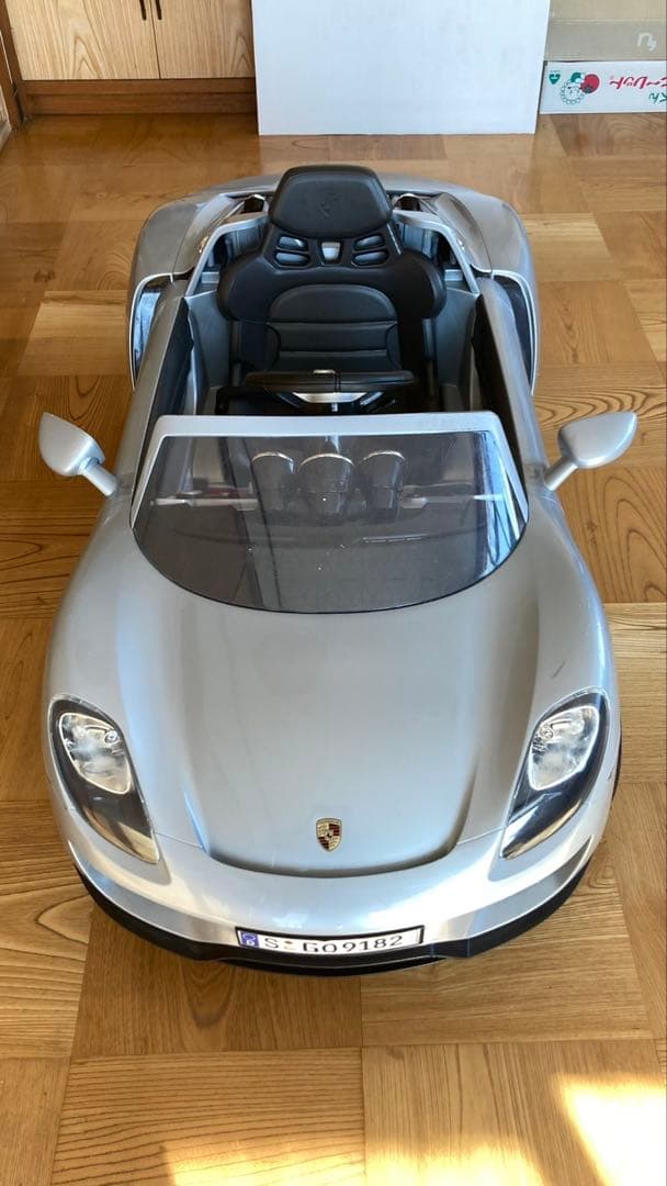 電話　ミニカー　トイザラス　アヴィーゴ　6v ポルシェ918 電動自動車