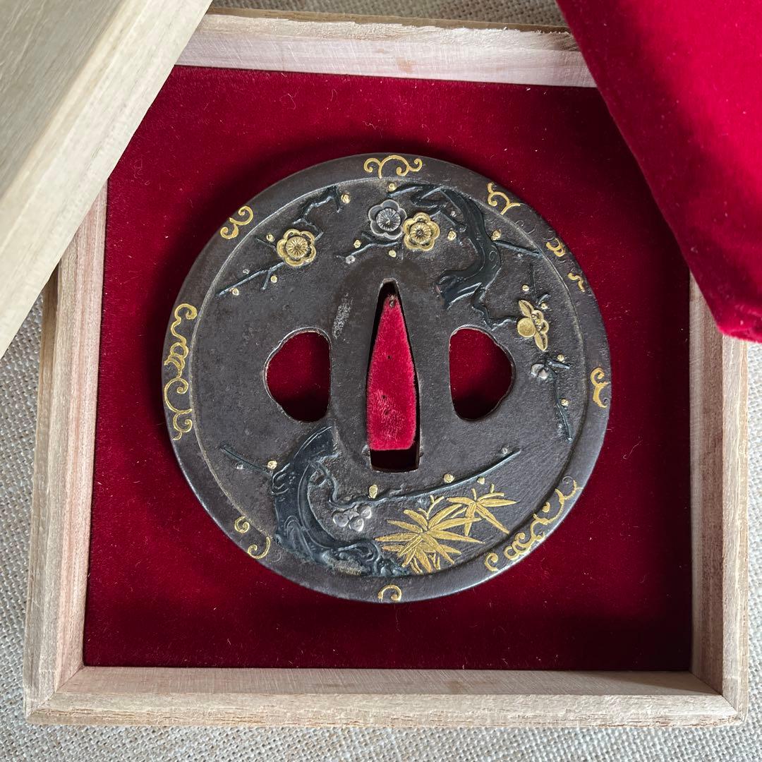 松竹梅図の鉄鍔