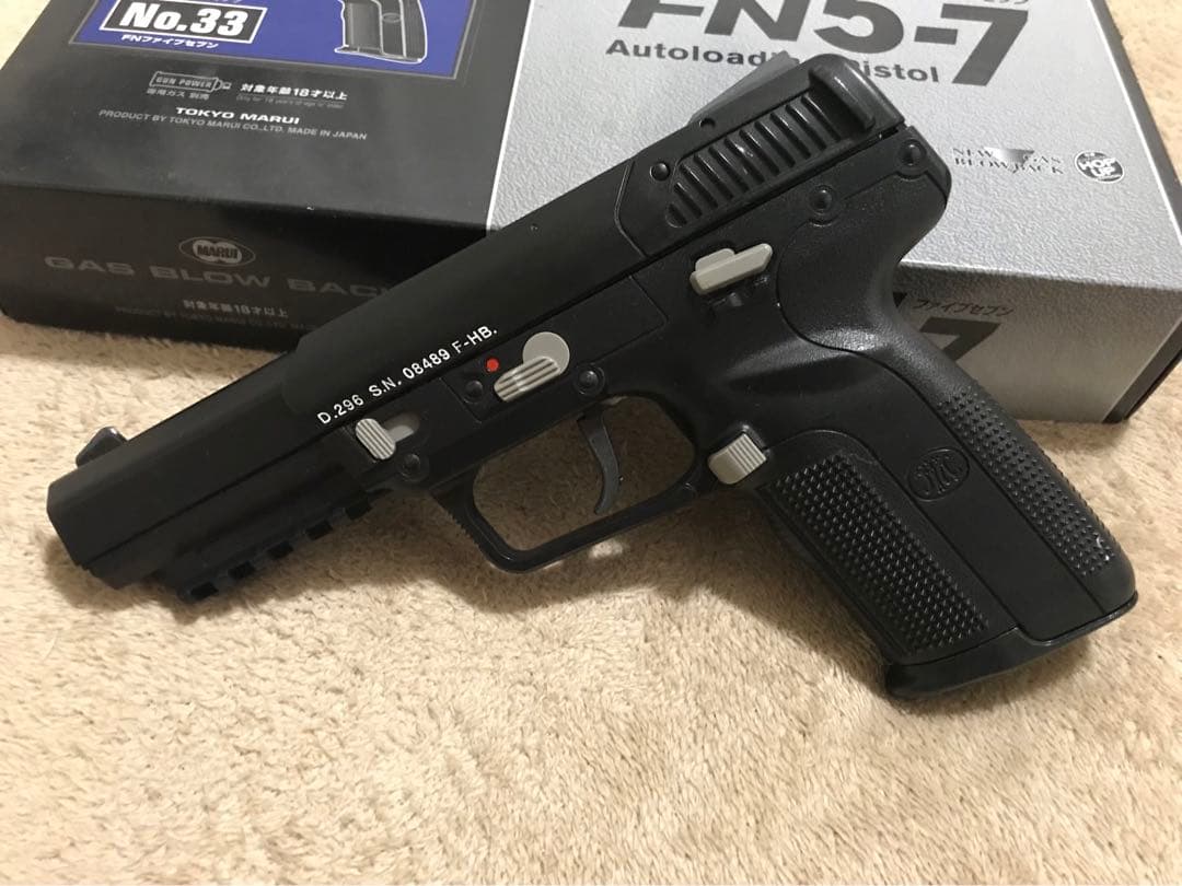 東京マルイ　ガスガンのFN5ー7ファイブセブン　スペマグ3本