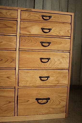 古い木製の引き出し　12杯　タンス　収納　古家具　古民家