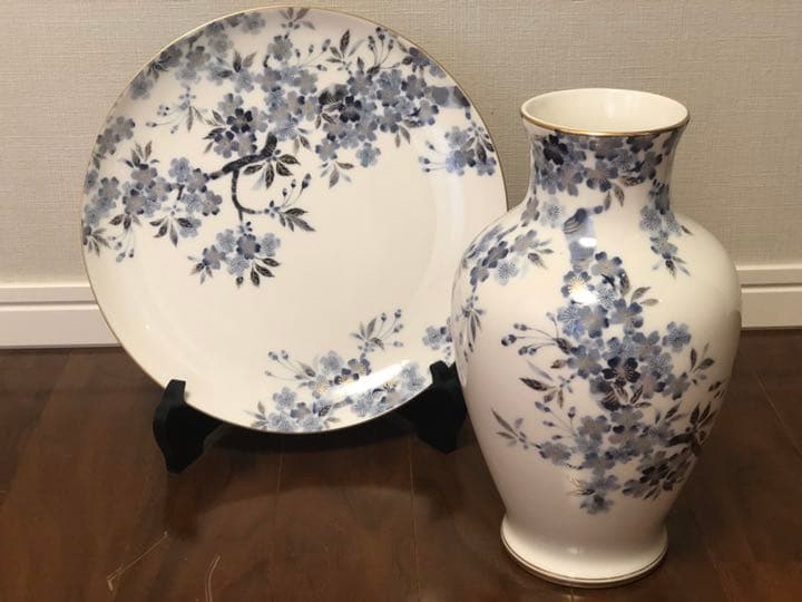 陶芸品としての大皿と花瓶のセット(箱付、台座付)