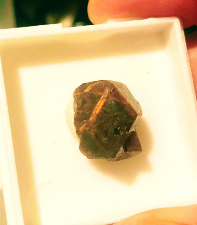 大粒単結晶　ネオンレインボーガーネット