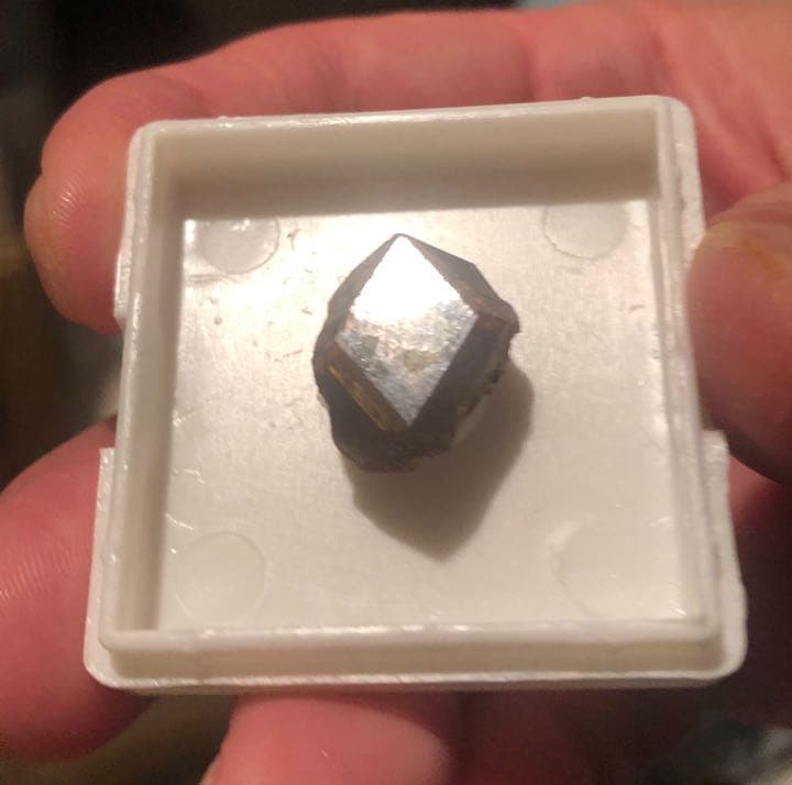 大粒単結晶　ネオンレインボーガーネット