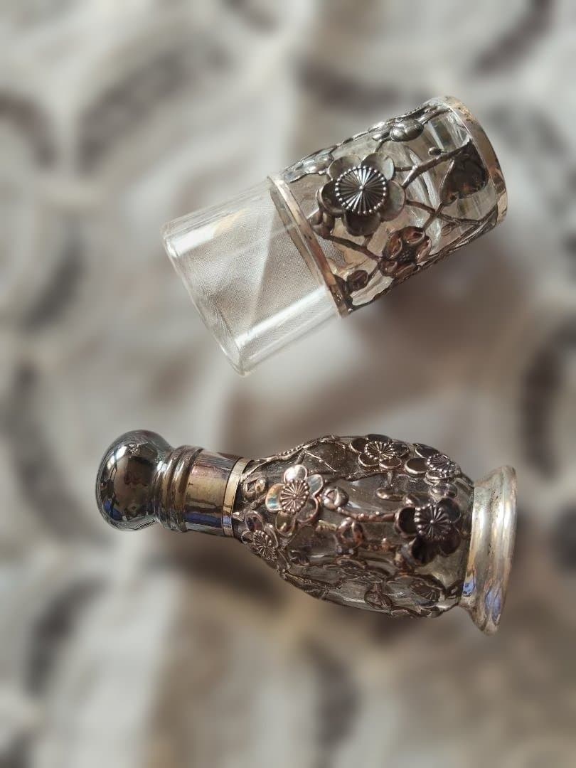 梅花模様のガラスと金属製装飾品、オ−ルドシルバー-