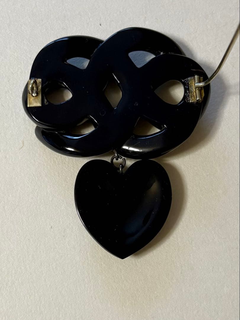 アンティークジェット　黒いハート型チャーム付きブローチ