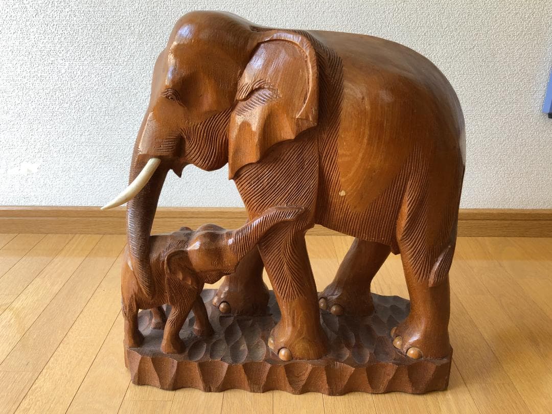 木製象と子象の彫刻