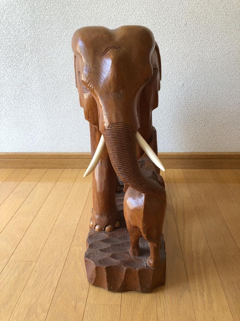 木製象と子象の彫刻