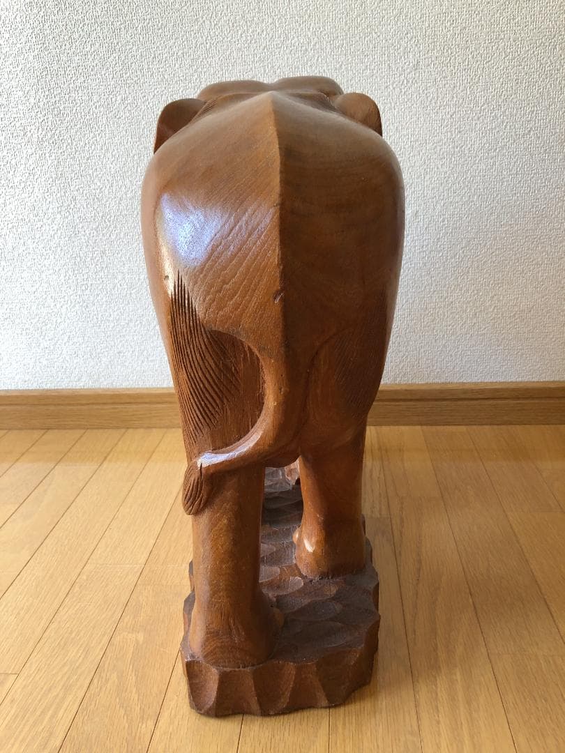 木製象と子象の彫刻