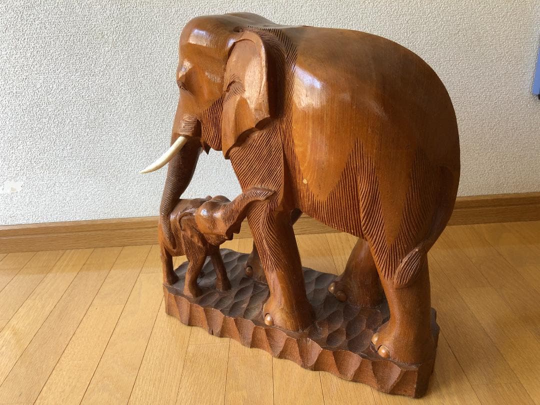 木製象と子象の彫刻
