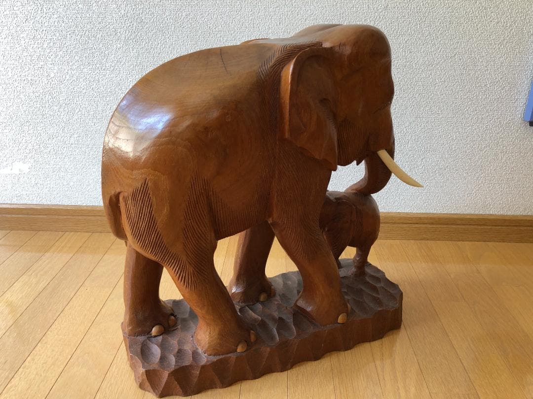 木製象と子象の彫刻