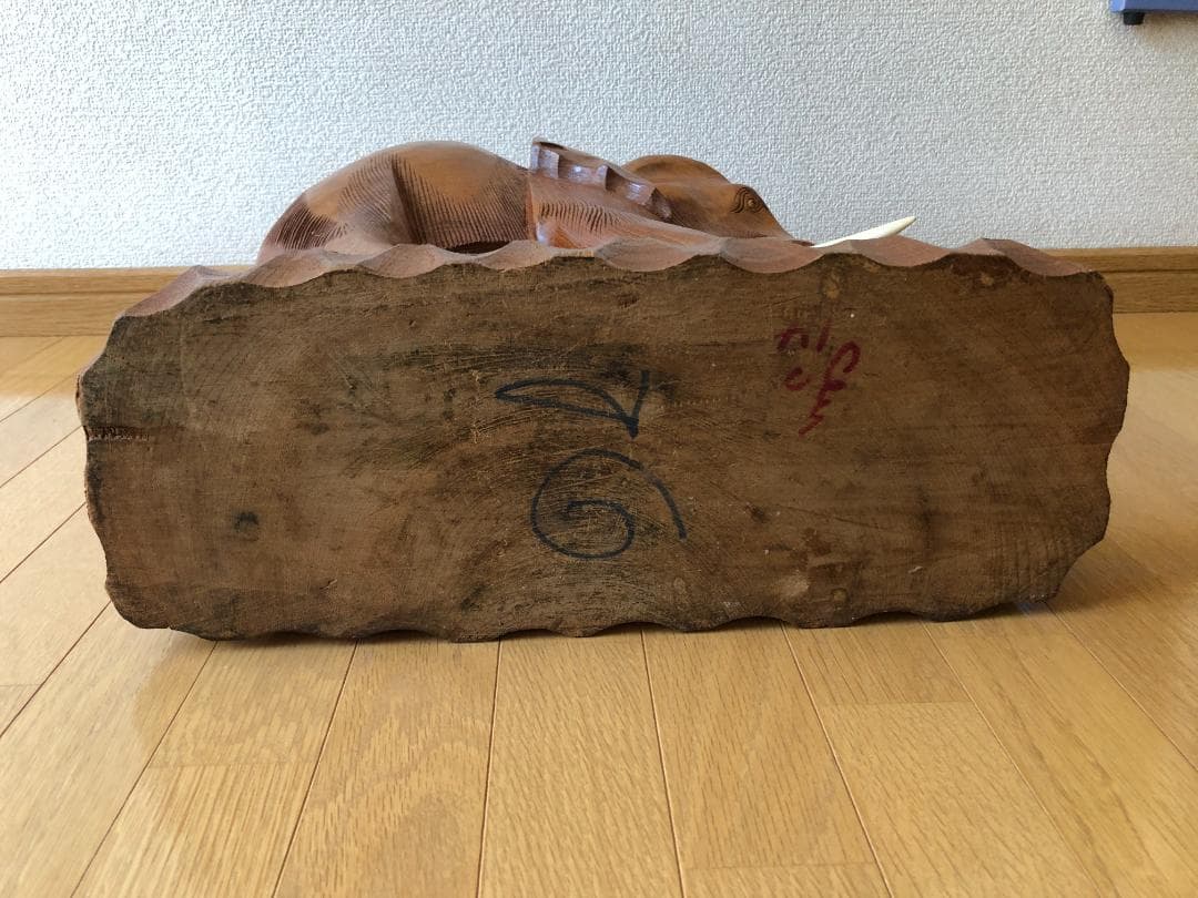 木製象と子象の彫刻