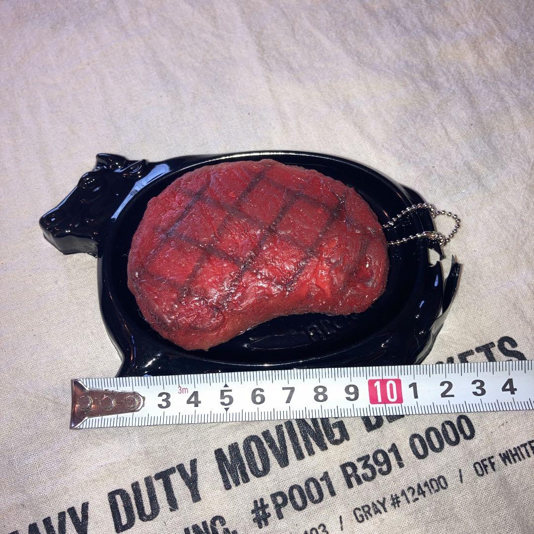 キーホルダー　ステーキ　スクイーズ　皿部品一部破損