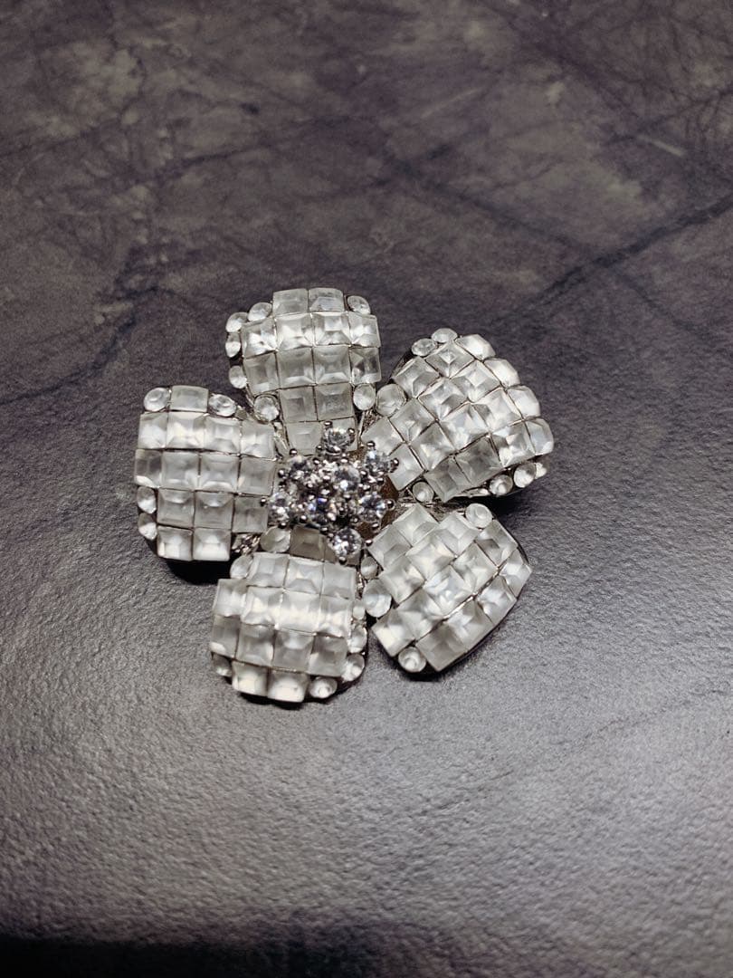 美品★FOXEY定番のロングセラー ブローチ \"FLEUR\"　ホワイト白