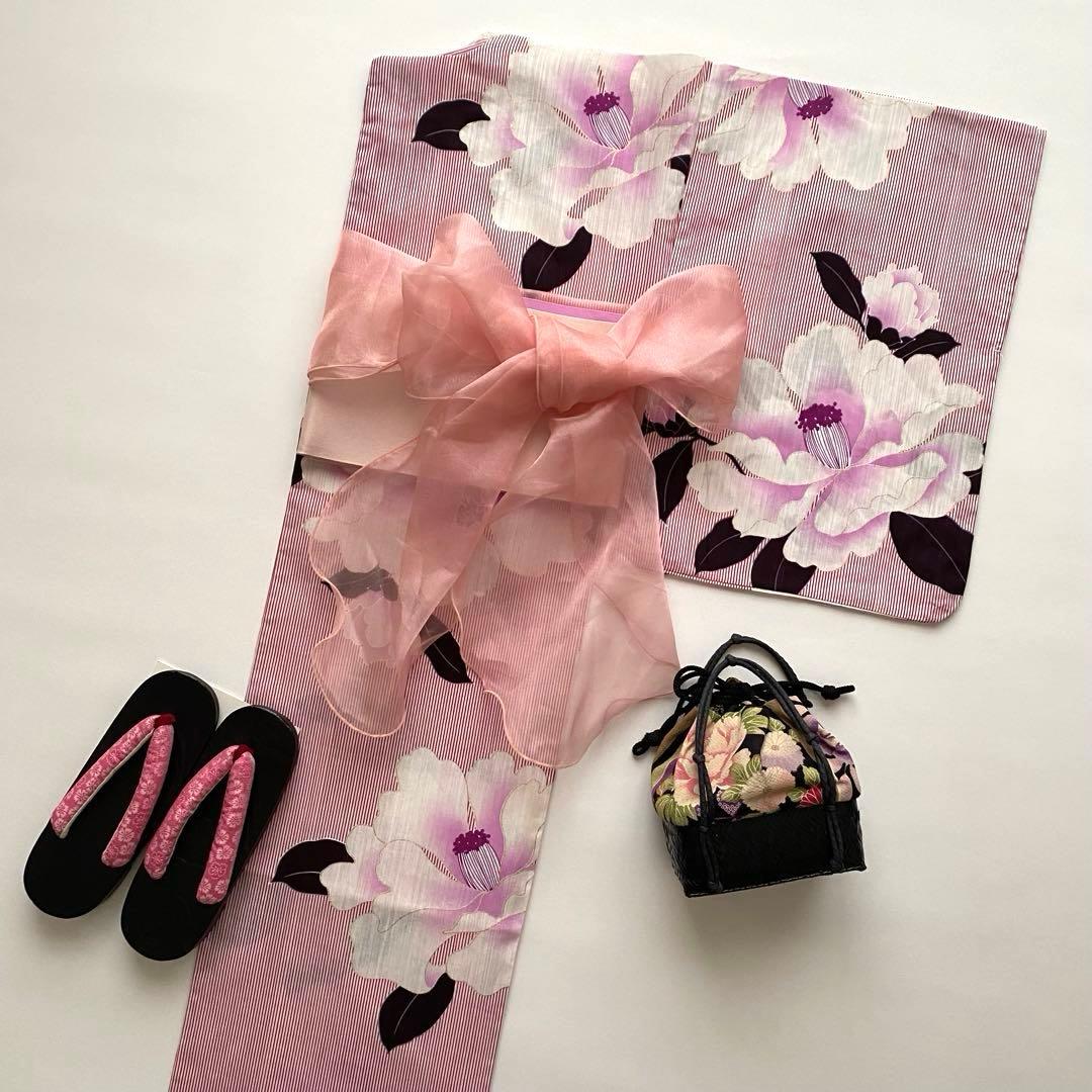 【浴衣5点セット】ボヌールセゾン　浴衣　半幅帯　飾り帯　かごバッグ　下駄　椿　縞
