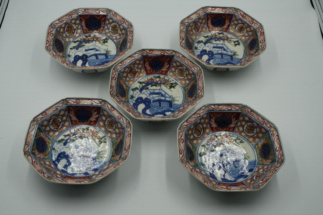 大聖寺伊万里　５客　赤絵金彩　八角中皿　大明萬暦年製　磁貫入　丸紋巻物　波図