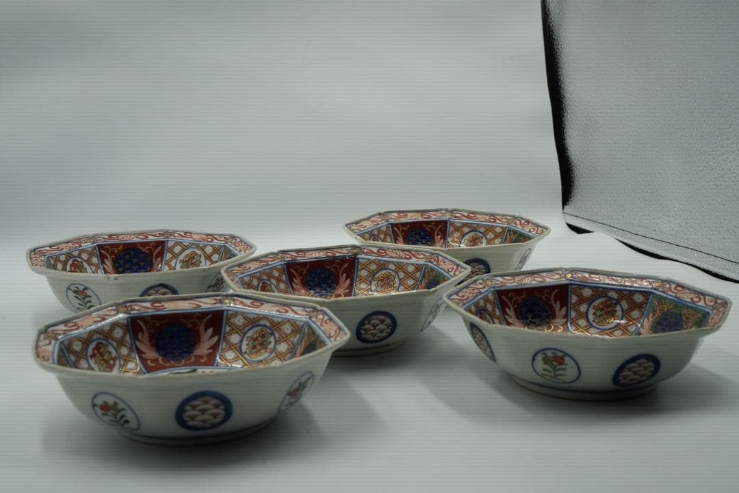 大聖寺伊万里　５客　赤絵金彩　八角中皿　大明萬暦年製　磁貫入　丸紋巻物　波図