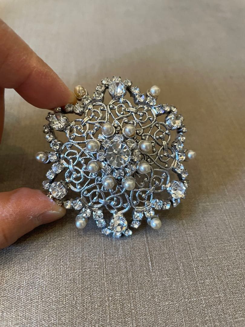 imac 装飾的な花のブローチ