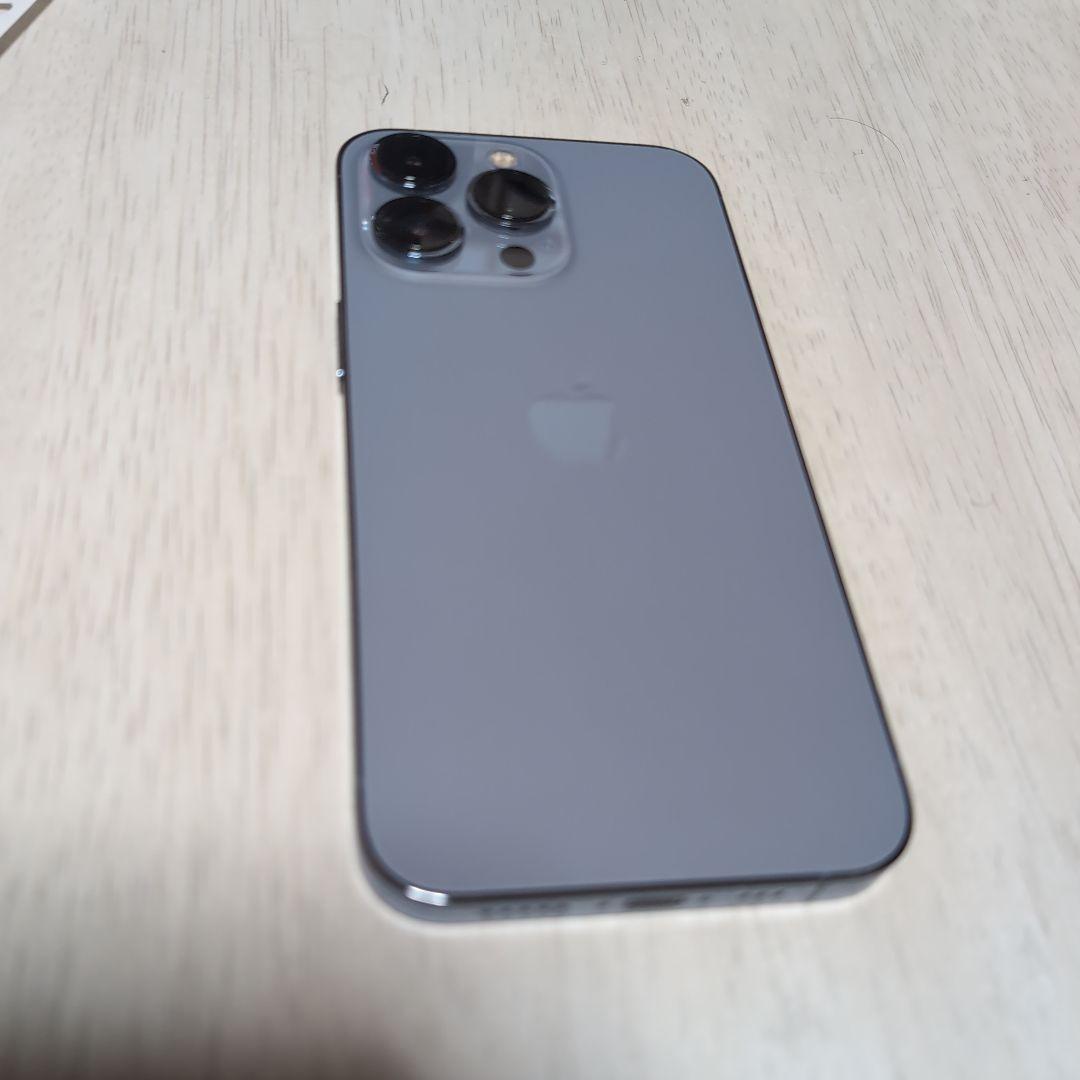 Apple iPhone 13pro ホワイトに見えますがシエラブルーです