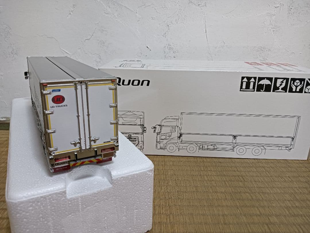 Quonトラック 1/43スケール シルバー