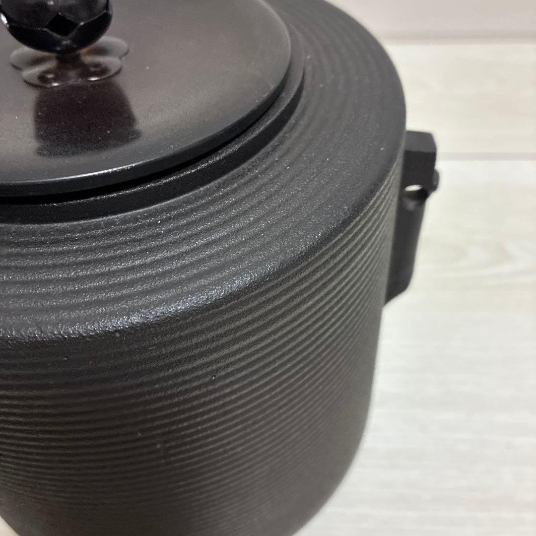 茶道具　志きの　糸目　筒釜 　　　　　　　蓋は唐銅製（釜かん付）