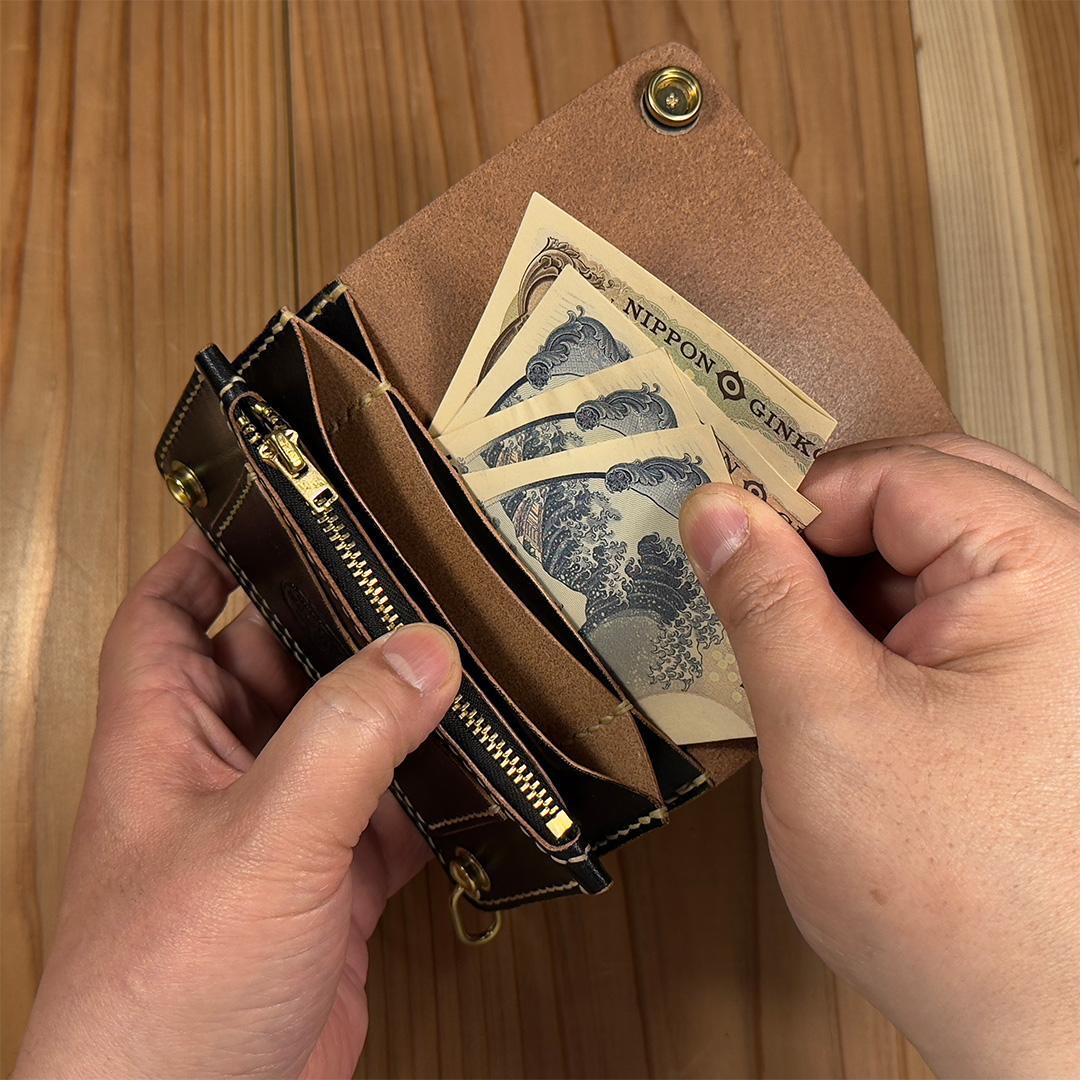 昭南本ヌメ革・丘染めブラック茶芯（手染め）｜ミドルトラッカーウォレット