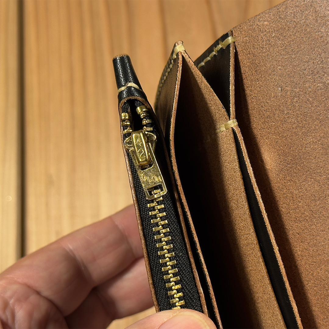 昭南本ヌメ革・丘染めブラック茶芯（手染め）｜ミドルトラッカーウォレット