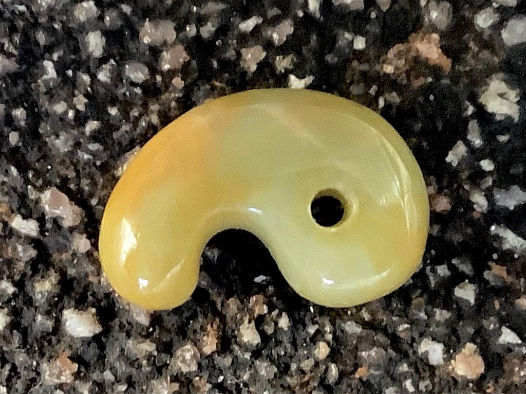 ⭕️超極上レア物　✳一番数少ない幻の幸運の黄色‼️ 糸魚川翡翠勾玉ガラス質鑑定鑑別書