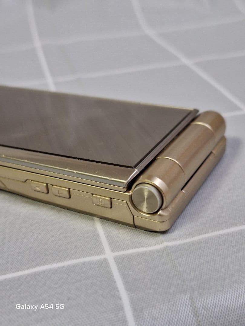 ドコモ docomo F-07F•GOLD／富士通ガラケー携帯電話 ／中古品