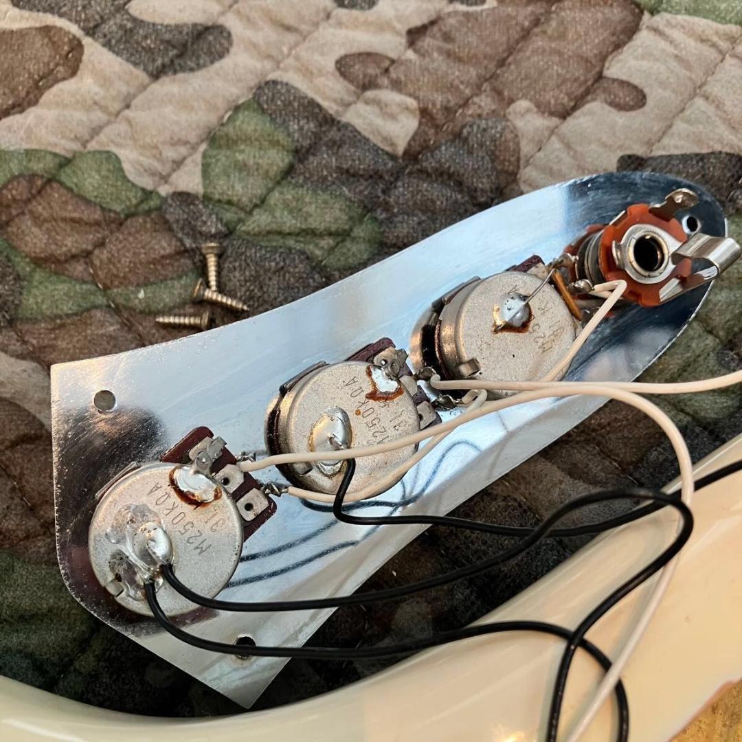 ジャパンビンテージ Squier Fender Jazz Bass JVシリアル