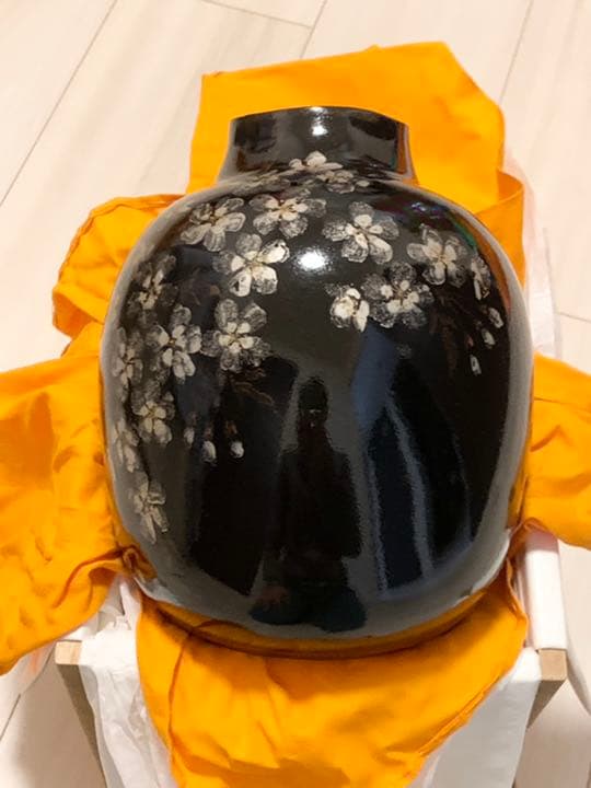 吉川水城作 黒釉桜文瓶