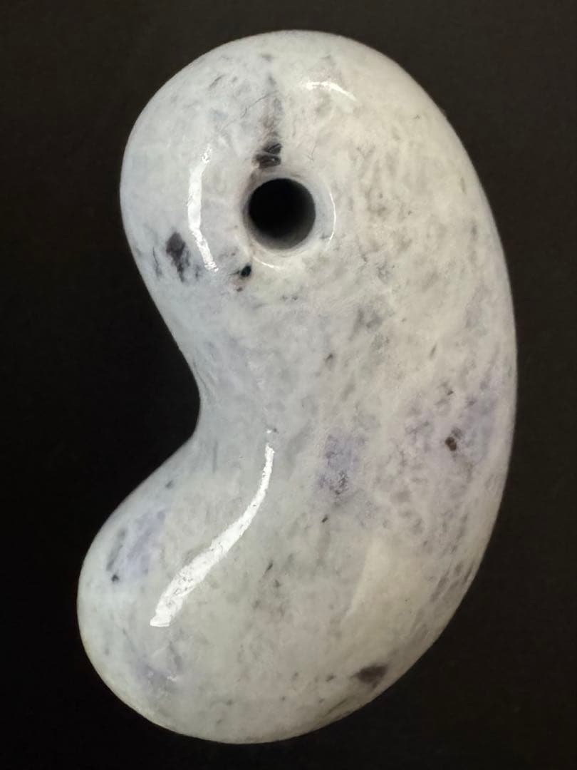 【糸魚川翡翠】勾玉　綺麗なラベンダーカラー