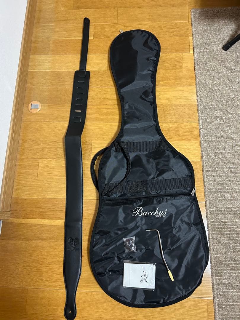 美品おまけ付　Bacchus BST-2-RSM/R OWH ストラト　ギター