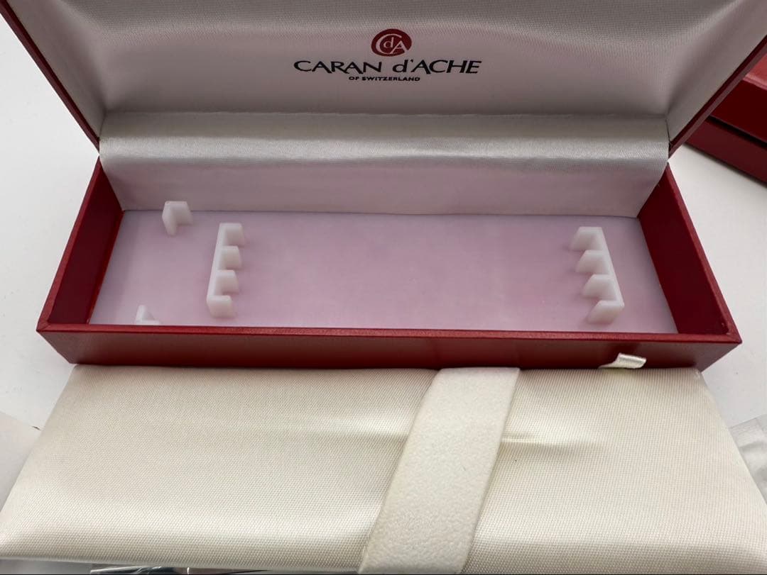 未使用 カランダッシュ(CARAN d'ACHE )ボールペン シルバー
