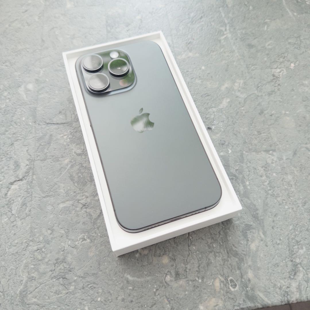 【美品】Apple iPhone 15 Pro ブラッ512GB SIMフリー